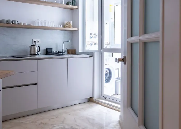 Portside Paradise - 2-bedroom Steps From The Marina * Estepona